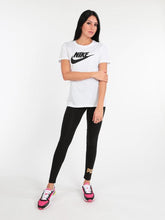 Cargar imagen en el visor de la galería, W NSW TEE ESSNTL ICON FUTURA T-SHIRT