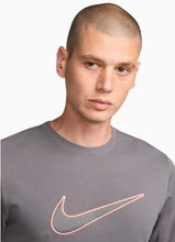 Laden Sie das Bild in den Galerie-Viewer, T-SHIRT UOMO NIKE