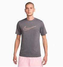 Laden Sie das Bild in den Galerie-Viewer, T-SHIRT UOMO NIKE