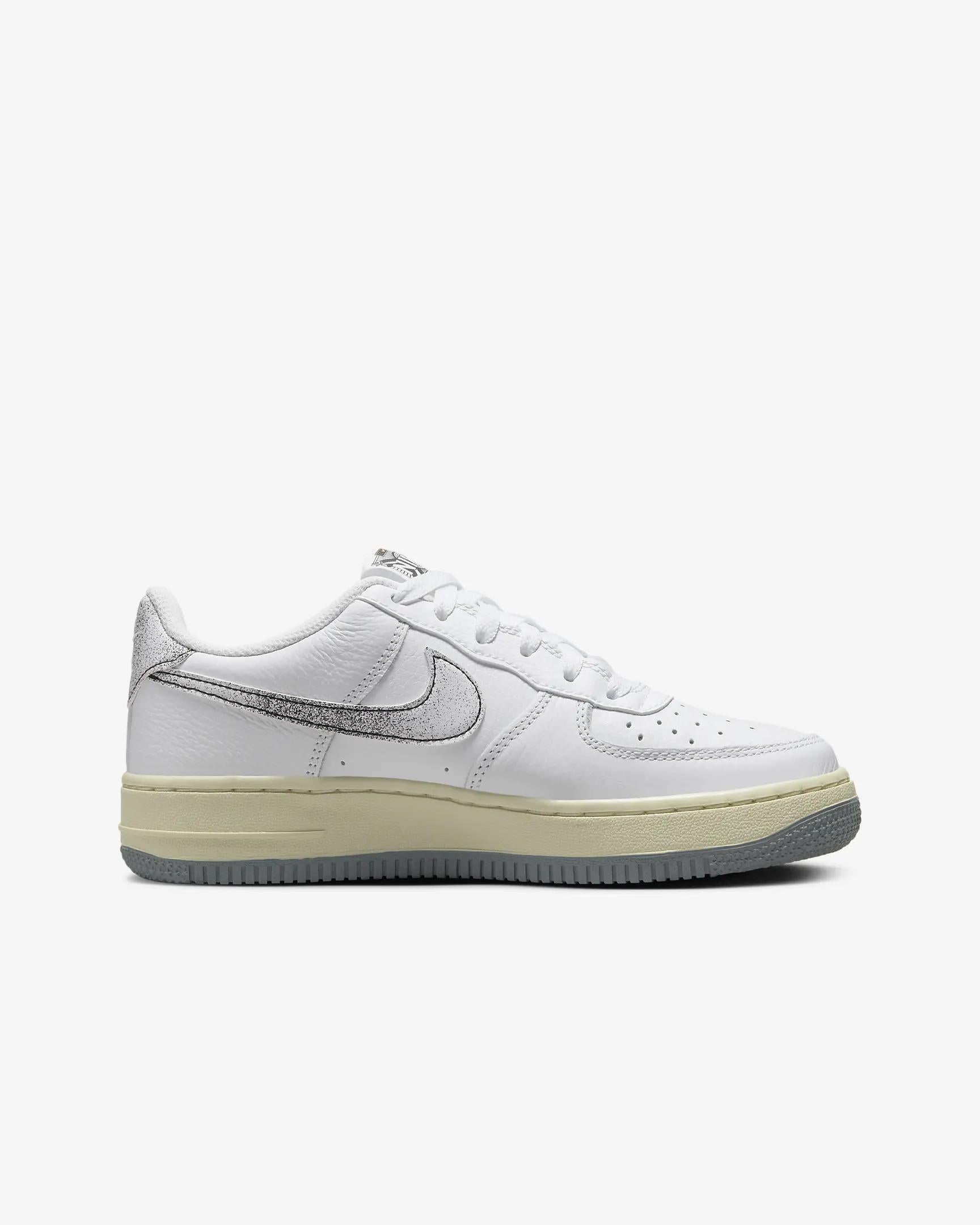 Nike Air Force 1 LV8 3