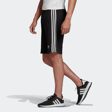 Laden Sie das Bild in den Galerie-Viewer, SHORT 3-STRIPES