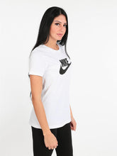 Cargar imagen en el visor de la galería, W NSW TEE ESSNTL ICON FUTURA T-SHIRT