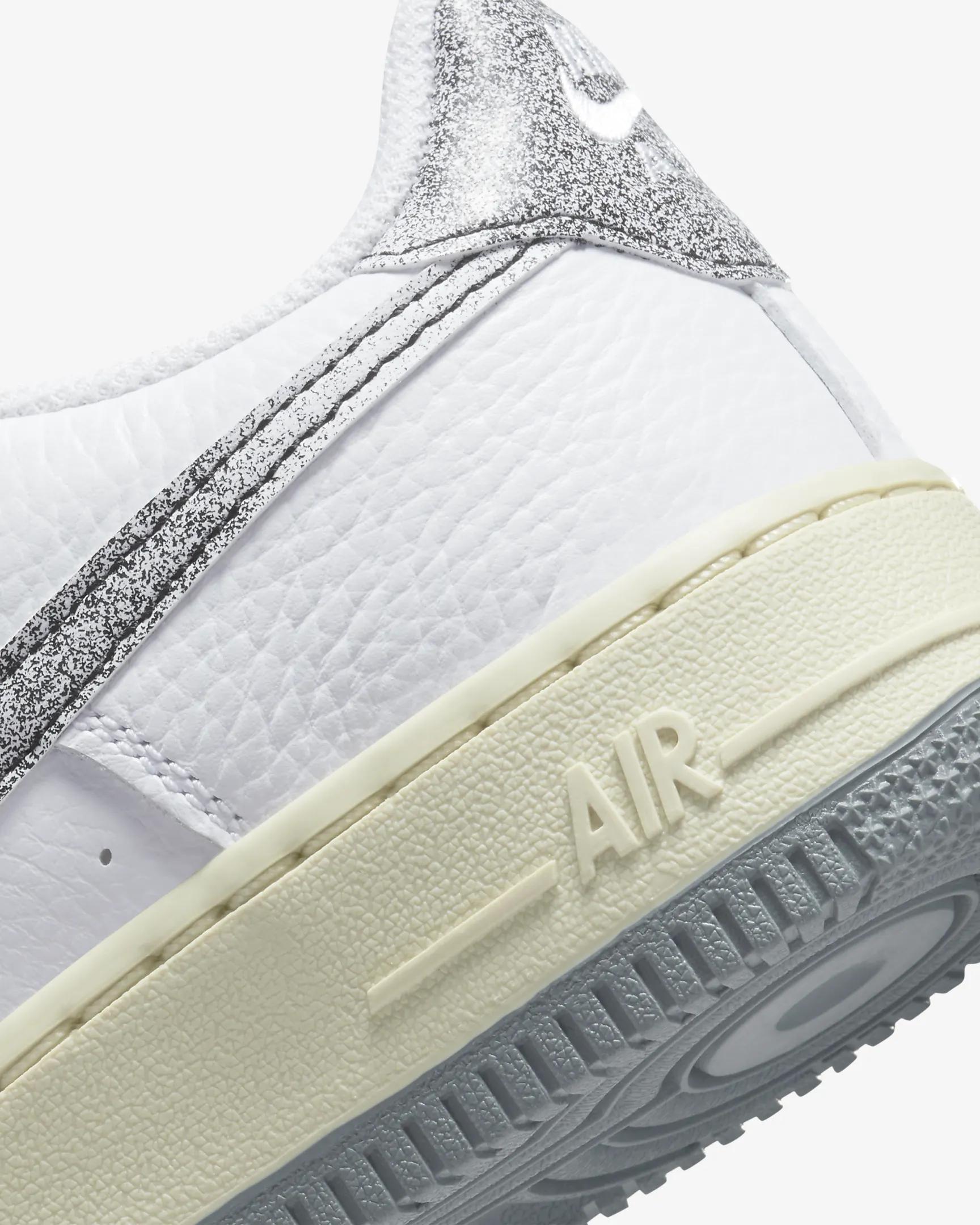 Nike Air Force 1 LV8 3