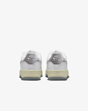 Carica l'immagine nel visualizzatore di Gallery, Nike Air Force 1 LV8 3