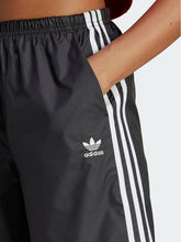 Cargar imagen en el visor de la galería, SHORT DONNA ADIDAS