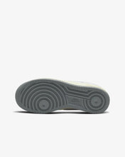 Carica l'immagine nel visualizzatore di Gallery, Nike Air Force 1 LV8 3