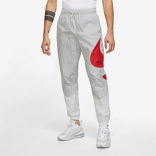 Cargar imagen en el visor de la galería, PANTALONE UOMO M NSW SWOOSH  WVN LND PANT