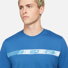 Charger l'image dans la galerie, T-SHIRT UOMO M NSW REPEAT SS TOP