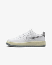 Carica l'immagine nel visualizzatore di Gallery, Nike Air Force 1 LV8 3