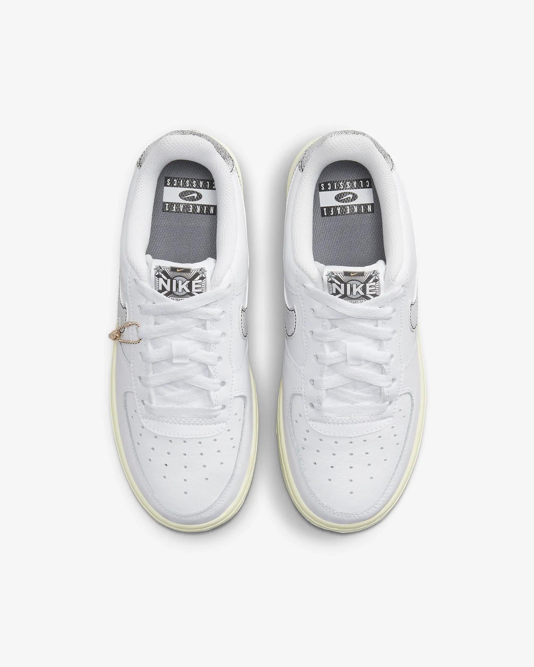 Nike Air Force 1 LV8 3