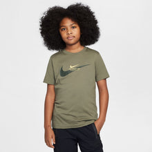 Laden Sie das Bild in den Galerie-Viewer, T-SHIRT JUNIOR NIKE