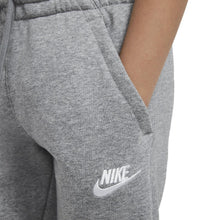 Laden Sie das Bild in den Galerie-Viewer, B PANTALONE JUNIOR NSW CLUB FT JOGGER PANT