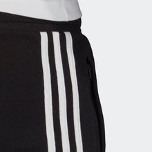 Laden Sie das Bild in den Galerie-Viewer, SHORT 3-STRIPES
