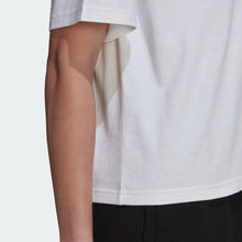 Carica l'immagine nel visualizzatore di Gallery, T-SHIRT DONNA ESSENTIALS LOGO BOXY
