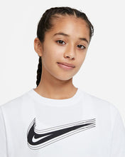 Carica l&#39;immagine nel visualizzatore di Gallery, U NSW TEE SWOOSH T-SHIRT JUNIOR
