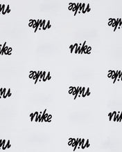 Cargar imagen en el visor de la galería, B NSW SCRIPT NIKE AOP LBR T-SHIRT M/M
