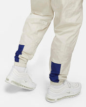 Cargar imagen en el visor de la galería, PANTALONE UOMO M NSW SWOOSH  WVN LND PANT
