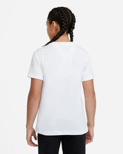 Carica l&#39;immagine nel visualizzatore di Gallery, U NSW TEE SWOOSH T-SHIRT JUNIOR
