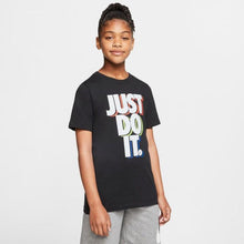 Carica l&#39;immagine nel visualizzatore di Gallery, U NSW TEE JDI STACK T-SHIRT
