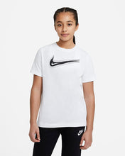 Carica l&#39;immagine nel visualizzatore di Gallery, U NSW TEE SWOOSH T-SHIRT JUNIOR
