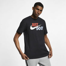 Carica l&#39;immagine nel visualizzatore di Gallery, M NSW TEE JUST DO IT SWOOSH T-SHIRT MEZZA MANICA
