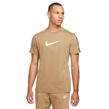 Carica l&#39;immagine nel visualizzatore di Gallery, T-SHIRT UOMO M NSW REPEAT SS TEE
