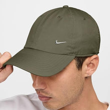 Laden Sie das Bild in den Galerie-Viewer, CAPPELLO CON VISIERA NIKE
