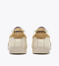 Cargar imagen en el visor de la galería, GAME L LOW WAXED SUEDE POP
