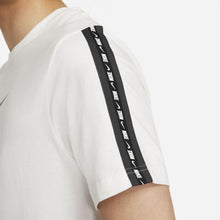 Charger l'image dans la galerie, T-SHIRT UOMO M NSW REPEAT SS TEE
