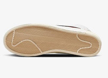 Cargar imagen en el visor de la galería, NIKE BLAZER MID CLUB
