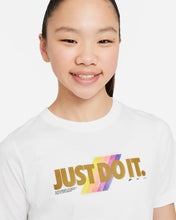 Laden Sie das Bild in den Galerie-Viewer, T-SHIRT JUNIOR NIKE
