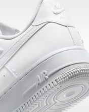 Laden Sie das Bild in den Galerie-Viewer, WMNS AIR FORCE 1 07
