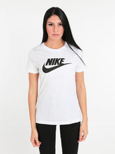 Carica l'immagine nel visualizzatore di Gallery, W NSW TEE ESSNTL ICON FUTURA T-SHIRT 
