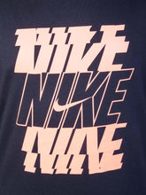 Charger l&#39;image dans la galerie, M NSW TEE SWOOSH/BLOCK 12MO T-SHIRT
