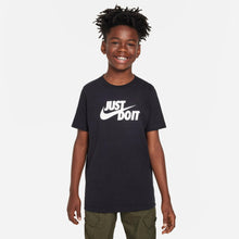 Laden Sie das Bild in den Galerie-Viewer, T-SHIRT NIKE JUNIOR
