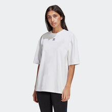 Carica l'immagine nel visualizzatore di Gallery, T-SHIRT DONNA LOUNGEWEAR ADICOLOR ESSENTIALS
