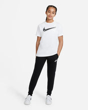 Carica l&#39;immagine nel visualizzatore di Gallery, U NSW TEE SWOOSH T-SHIRT JUNIOR
