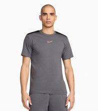 Laden Sie das Bild in den Galerie-Viewer, T-SHIRT UOMO NIKE
