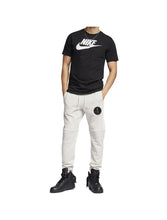 Carica l&#39;immagine nel visualizzatore di Gallery, M NSW TEE ICON FUTURA T-SHIRT
