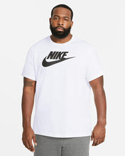 Carica l&#39;immagine nel visualizzatore di Gallery, M NSW TEE ICON FUTURA T-SHIRT MEZZA MANICA
