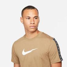Carica l&#39;immagine nel visualizzatore di Gallery, T-SHIRT UOMO M NSW REPEAT SS TEE
