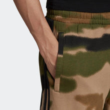 Cargar imagen en el visor de la galería, SHORT UOMO CAMO AOP
