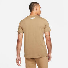 Carica l&#39;immagine nel visualizzatore di Gallery, T-SHIRT UOMO M NSW REPEAT SS TEE
