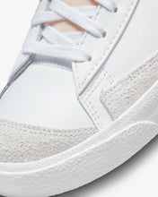 Laden Sie das Bild in den Galerie-Viewer, NIKE BLAZER MID
