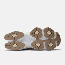 Load image into Gallery viewer, NEW BALANCE 9060
