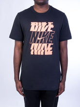 Charger l&#39;image dans la galerie, M NSW TEE SWOOSH/BLOCK 12MO T-SHIRT
