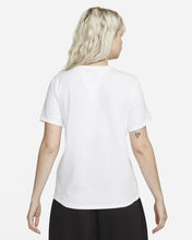 Carica l&#39;immagine nel visualizzatore di Gallery, T-SHIRT MEZZA MANICA DONNA NIKE
